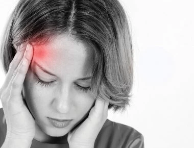 Ημικρανία με αύρα: Πώς συνδέεται με το εγκεφαλικό (βίντεο)